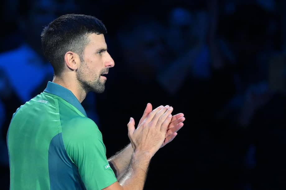 Novak Djokovic de Serbia celebra después de ganar su partido de semifinales en el torneo de tenis ATP Finals en Turín.