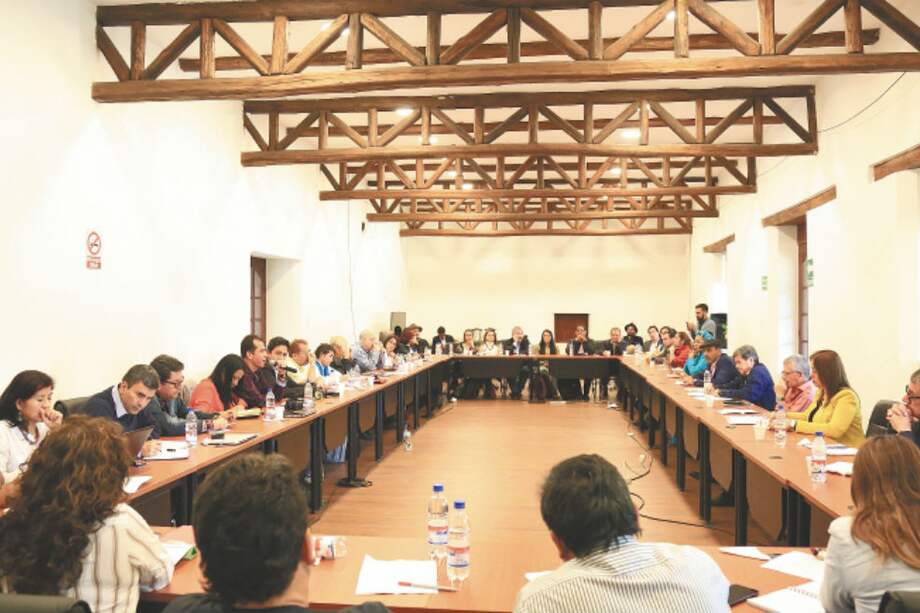 Reunión de varias organizaciones sociales y la delegación de paz del Eln en Quito, Ecuador. / Redepaz