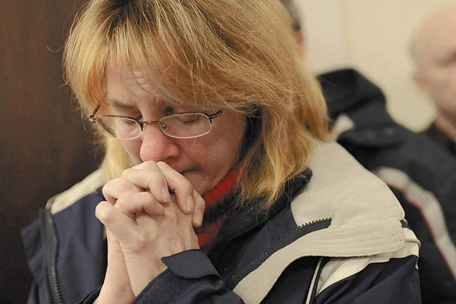 Después de la masacre, varios de los habitantes Newtown se congregaron en la iglesia de St. Rose para pedir por las víctimas. / EFE