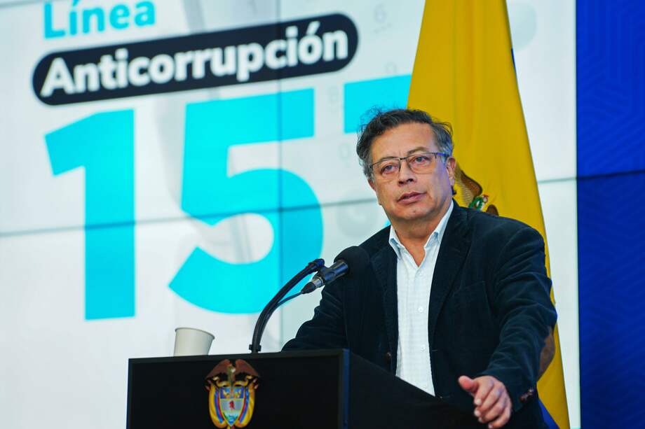 “Nadie puede alegrarse de que a Petro le empiecen a llegar las cuentas de cobro, porque es el país el que las pagará”: William Ospina.