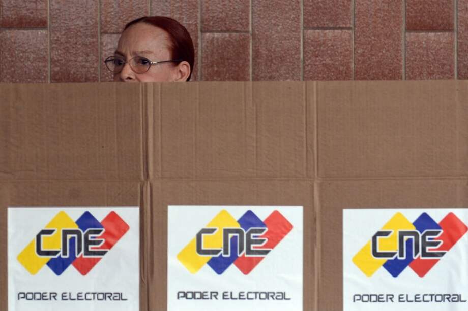 Cansados de la crisis, los venezolanos votan en cruciales parlamentarias