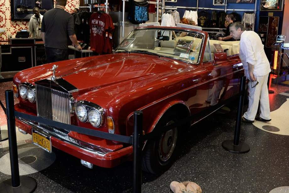 Vista de un Rolls-Royce Corniche III descapotable rojo, que perteneció a la cantante estadounidense Lady Gaga, en el Hard Rock Café de Times Square en Nueva York.