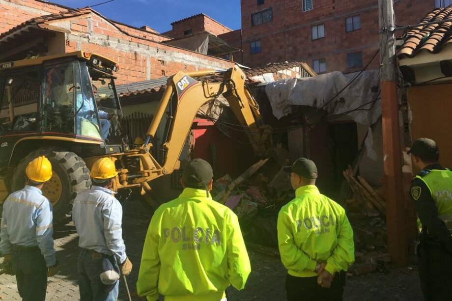 Agentes de la policía durante la demolición. / Policía de Antioquia