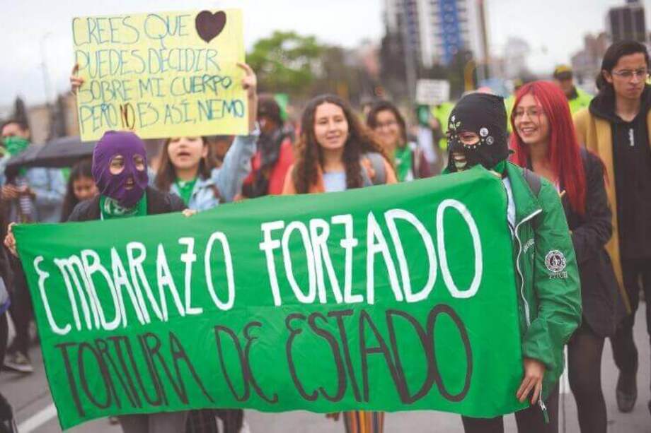 La decisión de la Corte Constitucional de dejar tal y como estaba su postura frente al aborto se dio en medio de manifestaciones de los colectivos feministas que, en las calles, exigían la despenalización total. / Cristian Garavito - El Espectador