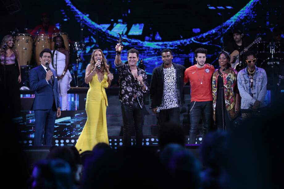 Carlos Vives con Sebastián Yatra y los integrantes de ChocQuibTown hicieron que Viña del Mar vibrara con los sonidos colombianos. / Cortesía Turner