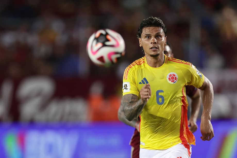 El volante antioqueño Richard Ríos en acción con la selección de Colombia.