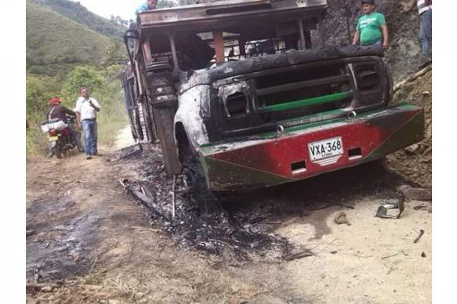 Guerrilleros de las Farc incineraron bus de servicio público en zona rural de Neiva