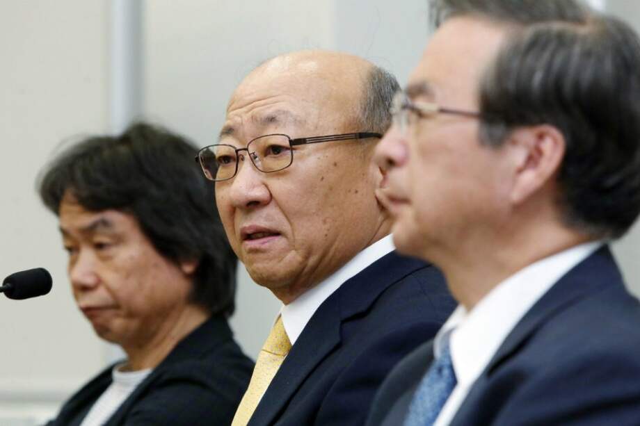Tatsumi Kimishima (centro), nuevo presidente de Nintendo. / AFP