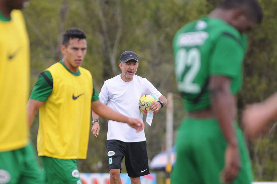 El técnico verdolaga ,Juan Carlos Osorio, prepara con su grupo el crucial compromiso de mañana, en el estadio Atanasio Girardot de Medellín. /Luis Benavides