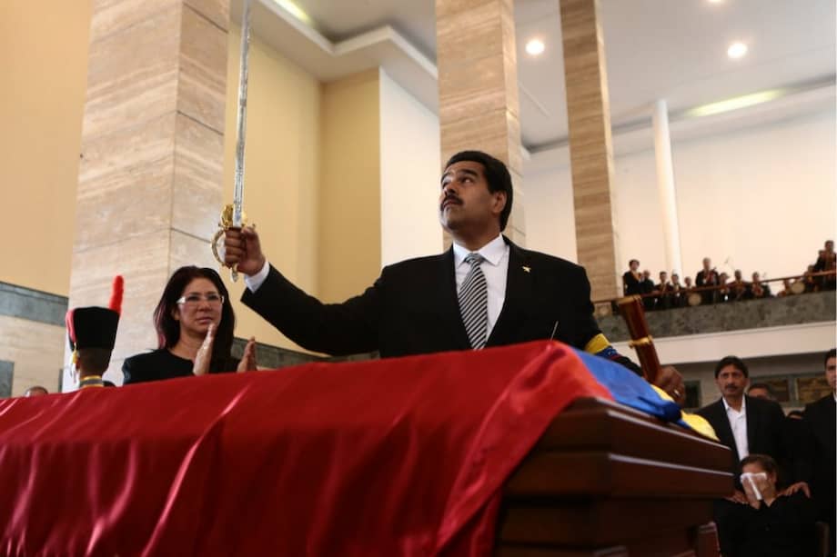 El presidente encargado, Nicolás Maduro, le entregó la espada de Bolívar a la familia del presidente Hugo Chávez, tras jurarle lealdad hasta la muerte.