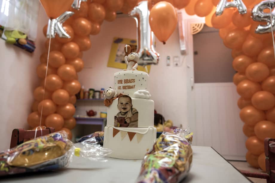 La imagen muestra decoraciones de cumpleaños y una tarta con la imagen del rehén de un año Kfir Bibas, el rehén más joven secuestrado por militantes de Hamás.