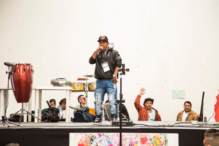 Imagen del lanzamiento de “Modelo Estéreo Volumen I”, disco grabado dentro de la cárcel Modelo de Bogotá. / Mario Grande