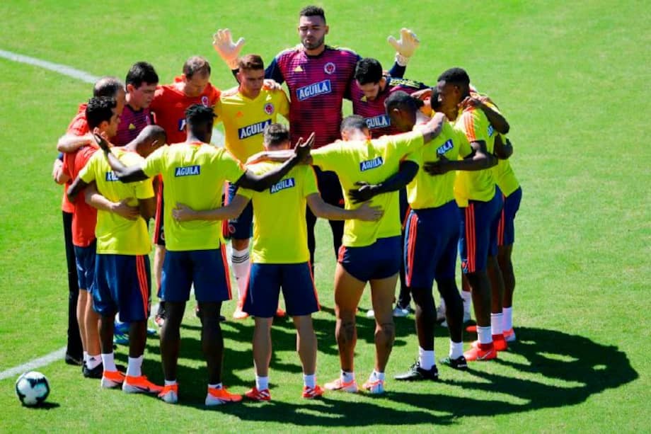 Los jugadores de la selección de Colombia en una de las oraciones antes de un entrenamiento. / AFP