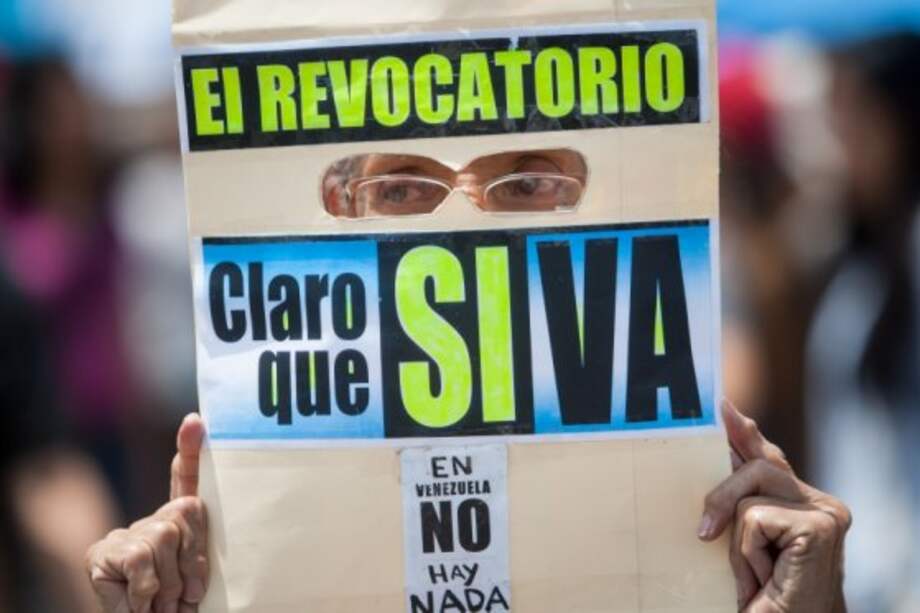 Personas participan en el acto de recolección de firmas para activar el proceso revocatorio al mandato del presidente de Venezuela Nicolás Maduro en la ciudad de Caracas, Venezuela.