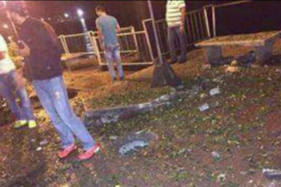 La imagen que muestra los daños que dejó el ataque en Tumaco fue enviada por uno de los habitantes. / Tomada de Blu Radio