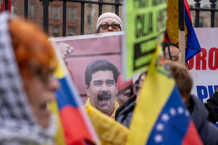 Una persona sostiene una fotografía del depuesto Nicolás Maduro, durante una manifestación frente la corte federal de Nueva York.