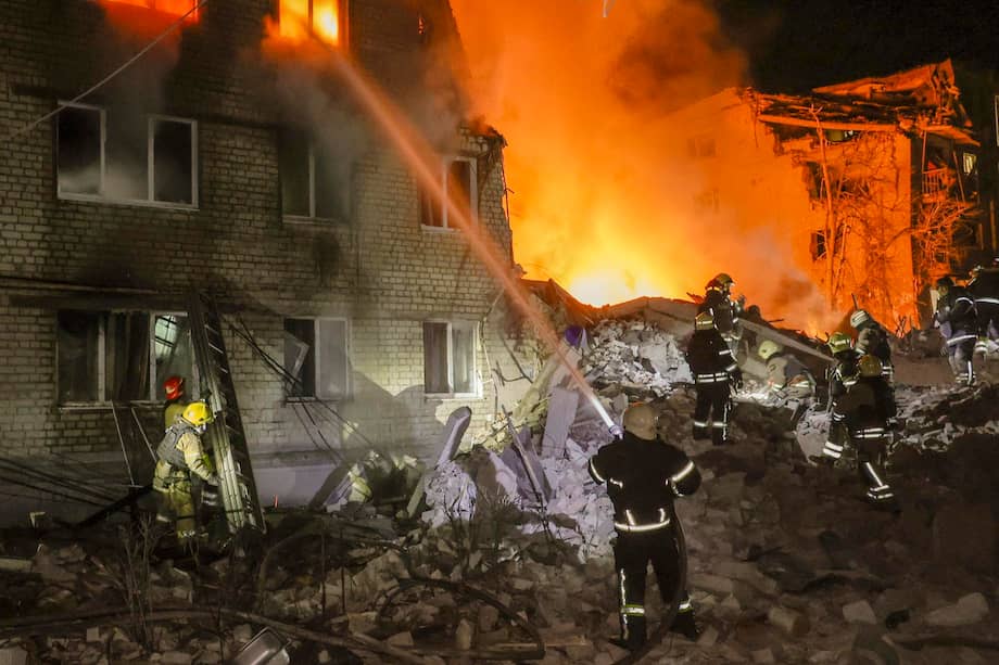 Rescatistas ucranianos trabajan en el lugar de un ataque a un edificio residencial en Járkiv, noreste de Ucrania, el 7 de marzo de 2026, en medio de la invasión rusa.