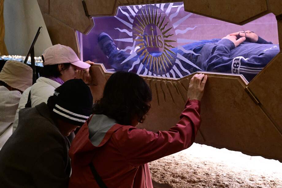 Fieles rezan ante la tumba del beato Carlo Acutis, un adolescente que dedicó su vida a difundir su fe en línea, lo que le valió el apodo de "Influencer de Dios".