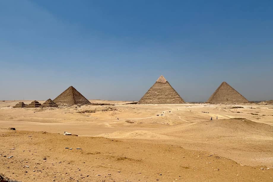 Las tres principales pirámides de Giza son Keops, Kefrén y Micerinos.