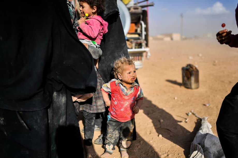 Desplazados de la ciudad de Deir Ezzor, sometida a terribles bombardeos, llegan a Raqa. / AFP