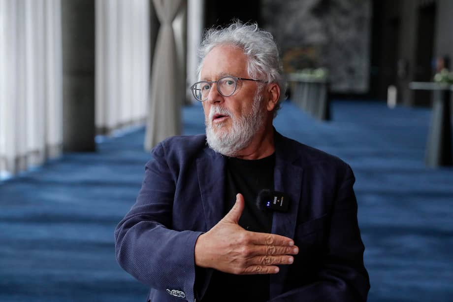 Héctor Abad Faciolince presentó en la Feria Internacional del Libro de Bogotá (FilBo) su libro 'Ahora y en la hora', una obra íntima y testimonial en la que narra su experiencia como víctima de un ataque ruso en Ucrania y rinde homenaje a la escritora y periodista Victoria Amelina, quien murió a causa de ese bombardeo.