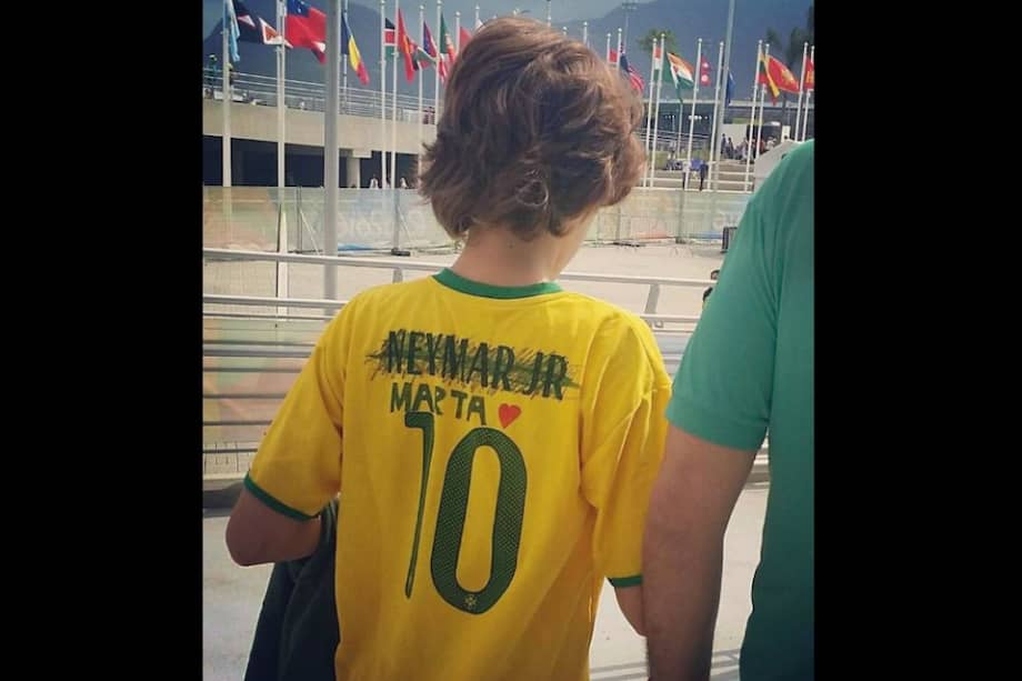 Niño tacha nombre de Neymar y pone el de Marta en su camiseta de Brasil