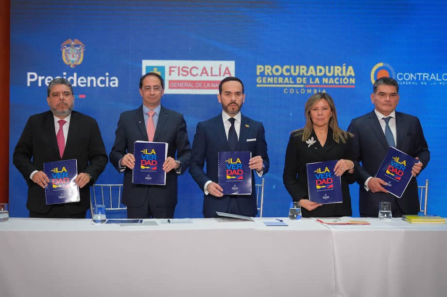 El mandatario Abelardo de la Espriella (c) junto a su vicepresidente, José Manuel Restrepo, durante la entrega a la fiscal general, Luz Adriana Camargo, y a otros entes de control, del 'Libro de la Verdad' que tiene un compendio de denuncias de presunta corrupción durante el mandato de su predecesor, Gustavo Petro (2022-2026).