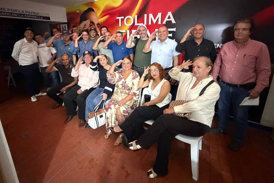 Nicolás Laserna (primero de derecha a izquierda), primo de la candidata Paloma Valencia, en un evento en apoyo a Abelardo de la Espriella, también candidato presidencial.