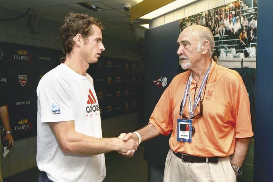 El actor escocés Sean Connery saluda a su compatriota Andy Murray. AFP