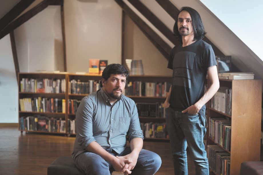 Los autores colombianos de cómic Pablo Guerra y Henry Díaz, ganadores de la medalla de oro del premio internacional de manga. / Óscar Pérez - El Espectador