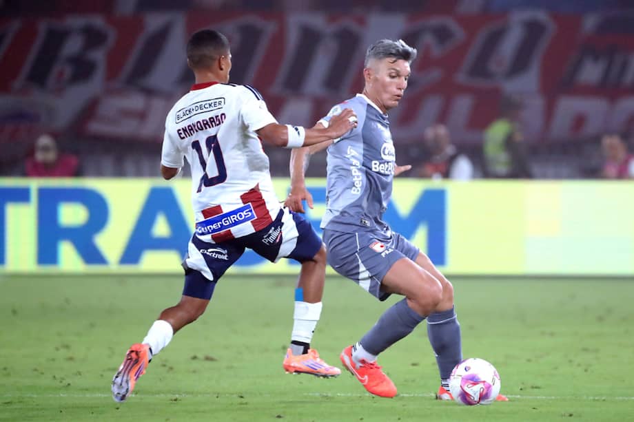 José Enamorado, de Junior, y Daniel Torres, de Santa Fe, disputan una pelota.