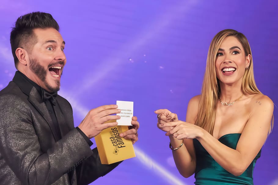 Marcelo Cezán y Carla Giraldo, presentadores de 'La casa de los famosos Colombia'.