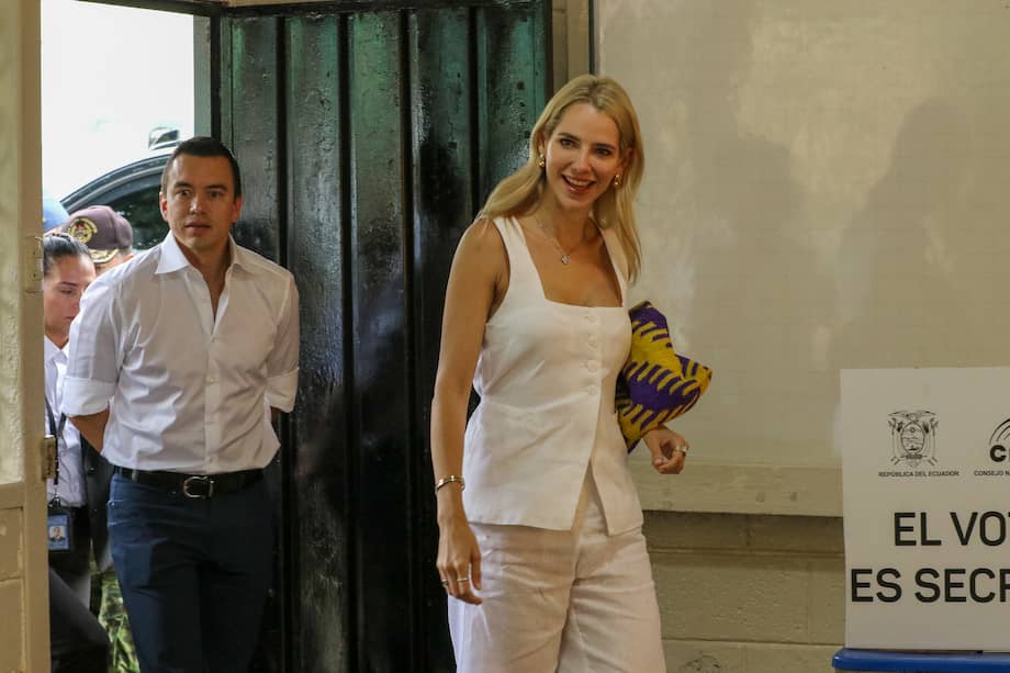 La primera dama de Ecuador, Ángela Lavinia Valbonesi (d), acompañada de su esposo, el presidente Daniel Noboa (i).