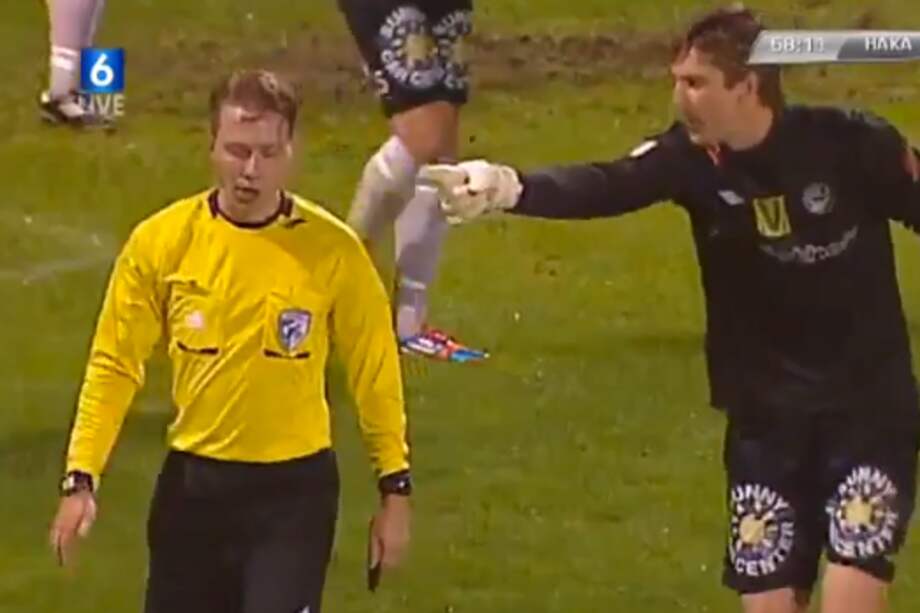 Anotación con dos balones en el campo de juego.