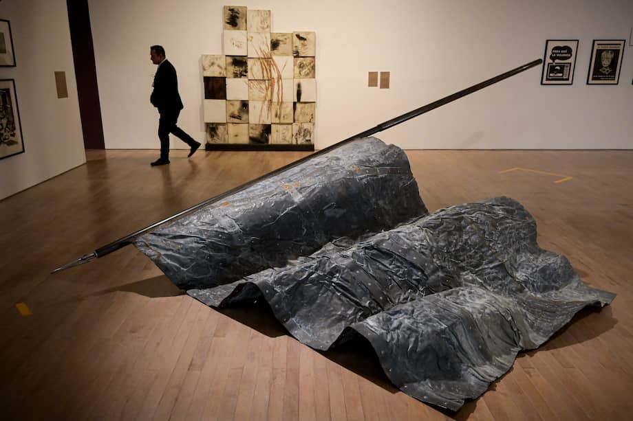 “Machina anémica”, de Leonel Castañeda, es una de las obras que abren la exhibición.