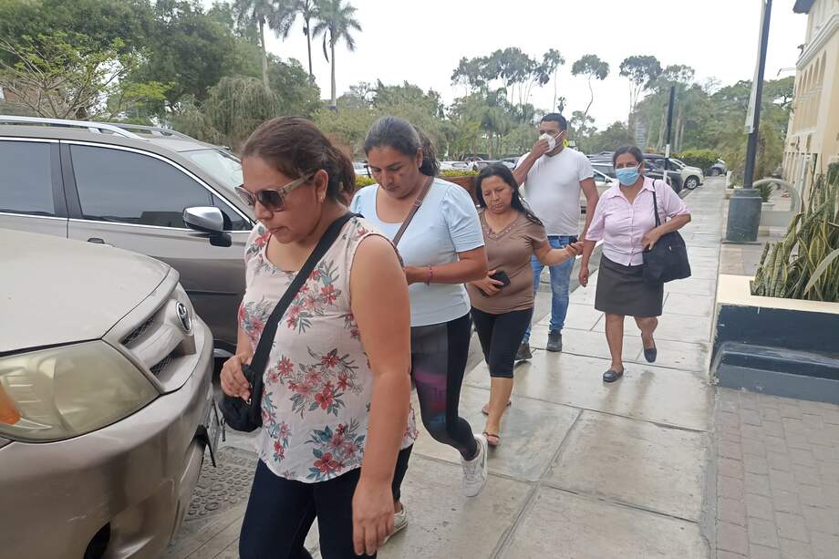 Gloria Castillo (i), hermana del expresidente peruano Pedro Castillo, y Vilma Vásquez (2-i), sobrina del exmandatario, acuden a una reunión con miembros de la Comisión Interamericana de Derechos Humanos (CIDH) en un hotel de Lima (Perú).