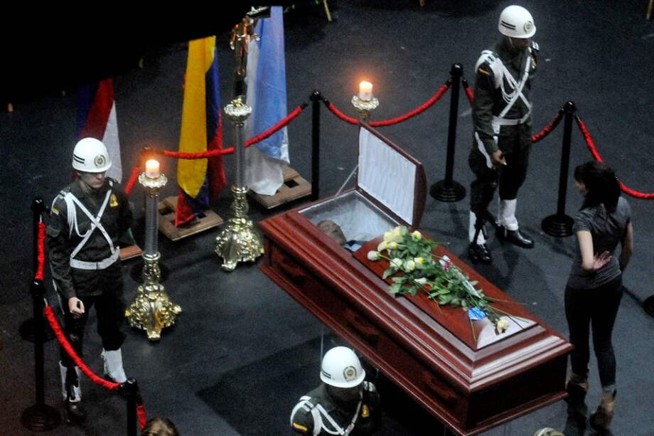 Familiares, amigos y seguidores asisten a la velación del músico y compositor Jairo Varela Martínez en Cali. / Efe