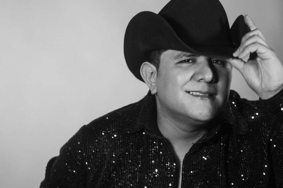 Fernando Puentes inició su carrera musical a los 12 años en diversas agrupaciones.