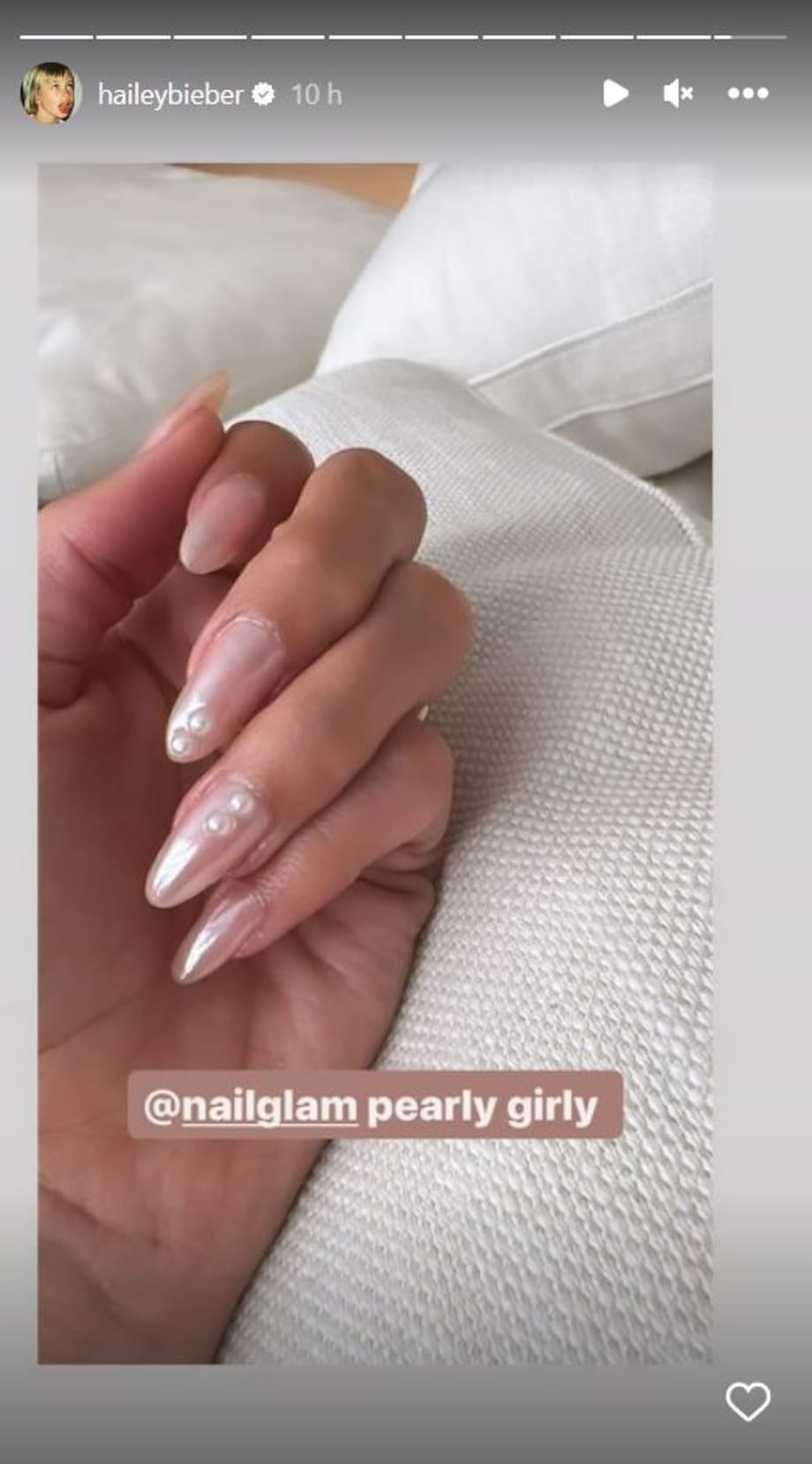 Hailey Bieber trae una nueva tendencia de uñas con su manicure perlado
