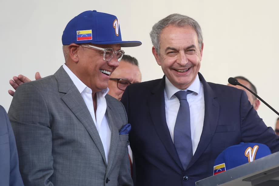 El expresidente del Gobierno español, José Luis Rodríguez Zapatero, habla junto al presidente de la Asamblea Nacional venezolana, el chavista Jorge Rodríguez, en Caracas.