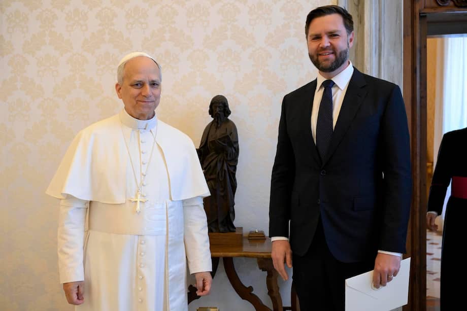 El vicepresidente de Estados Unidos, JD Vance, durante su visita al papa León XIV en el Vaticano.