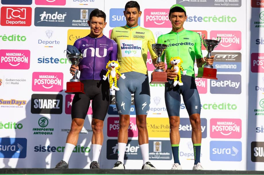 Javier Jamaica, a la izquierda, quedó segundo en el podio final. El campeón fue Diego Camargo (centro) y Edgar Pinzón quedó tercero (derecha).