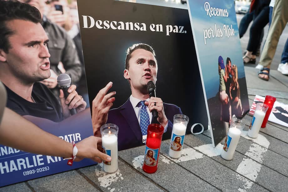 Frente a la Embajada de Estados Unidos en Madrid, España, se llevó a cabo una concentración tras el asesinato de Charlie Kirk.