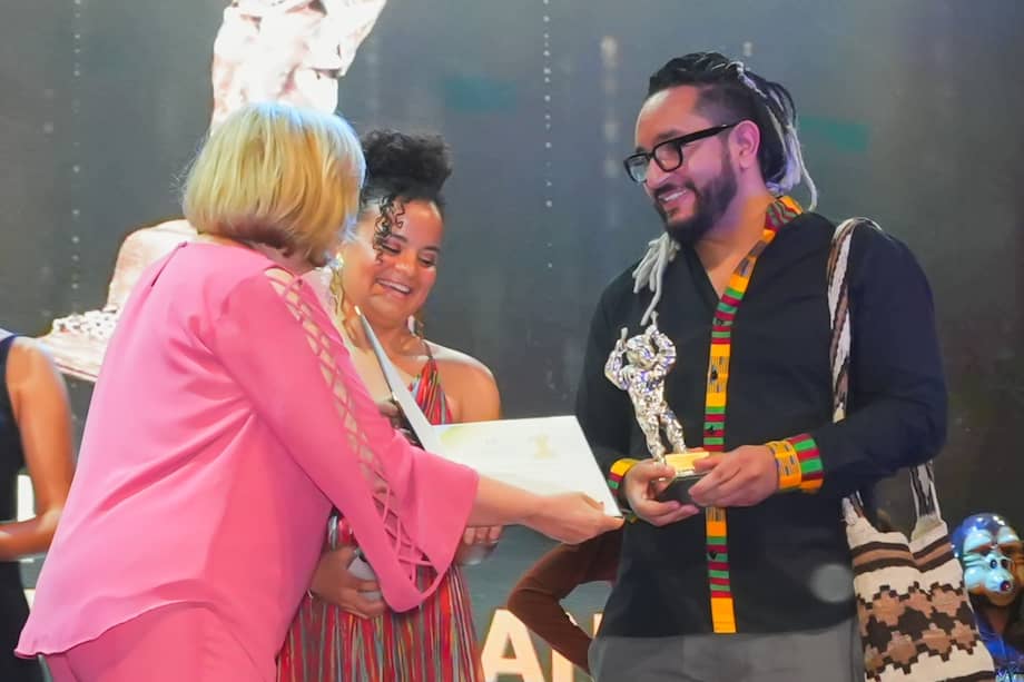 Joseph Casañas y Jessica Angulo reciben el Premio de periodismo Ernesto McCausland Sojo a mejor Crónica del Carnaval de Barranquilla en la categoria de Sostenibilidad