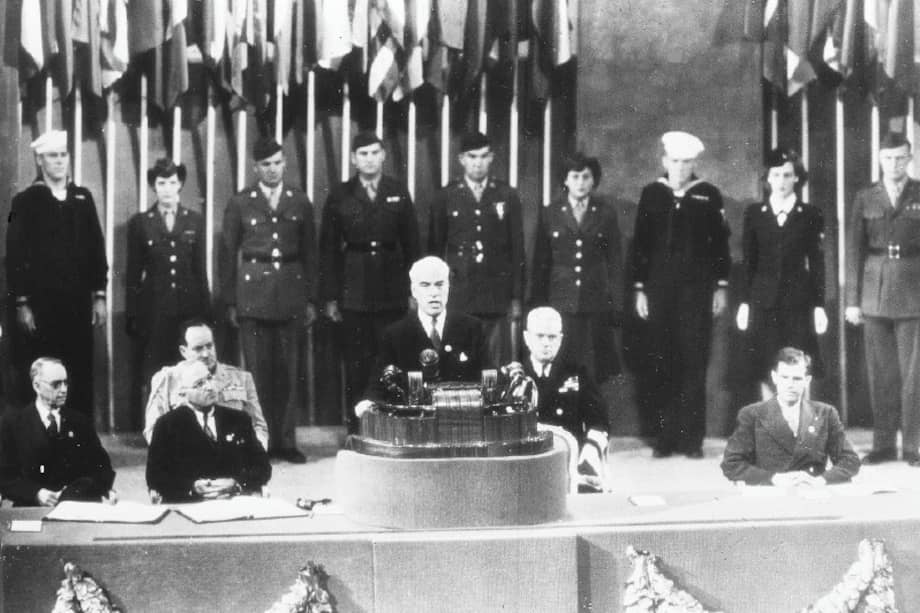 El secretario de Estado de EE. UU. preside la última sesión de la Conferencia de las Naciones Unidas en San Francisco, al lado del presidente estadounidense, Harry S. Truman, en 1945.