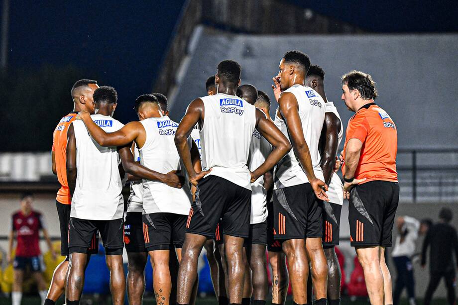 Los jugadores de la selección de Colombia junto al entrenador Néstor Lorenzo en un entrenamiento previo a la Copa América.