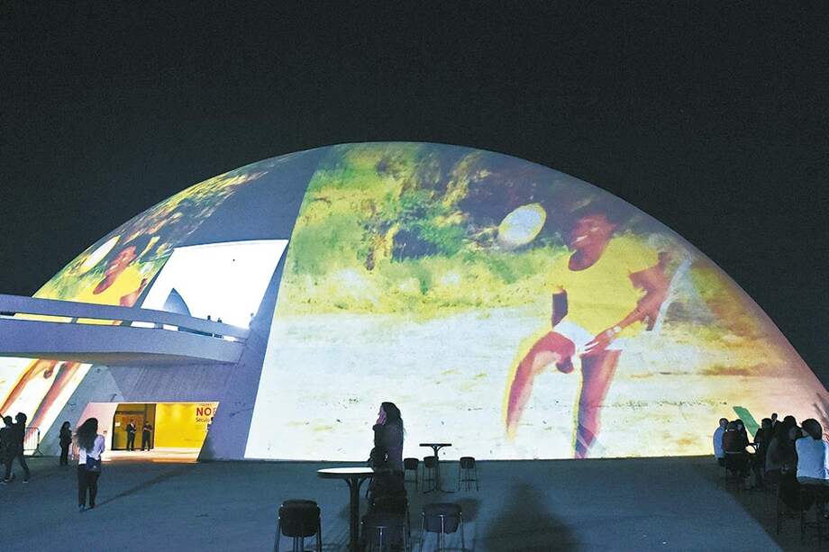 El Museo Nacional de la República, en Brasilia, una de las obras de Niemeyer ambientadas desde esta semana para el Mundial de Fútbol. / AFP
