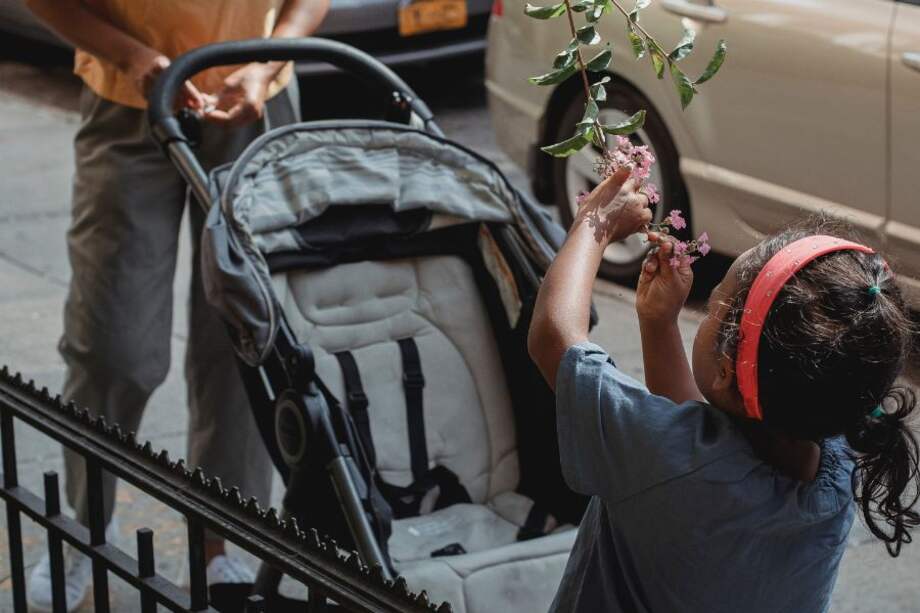 Un coche para bebé facilita el transporte de su hijo y su comodidad durante trayectos largos.