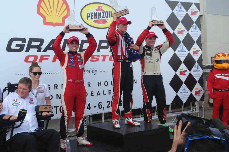 El piloto colombiano subido en el podio después de la válida disputada en Houston.