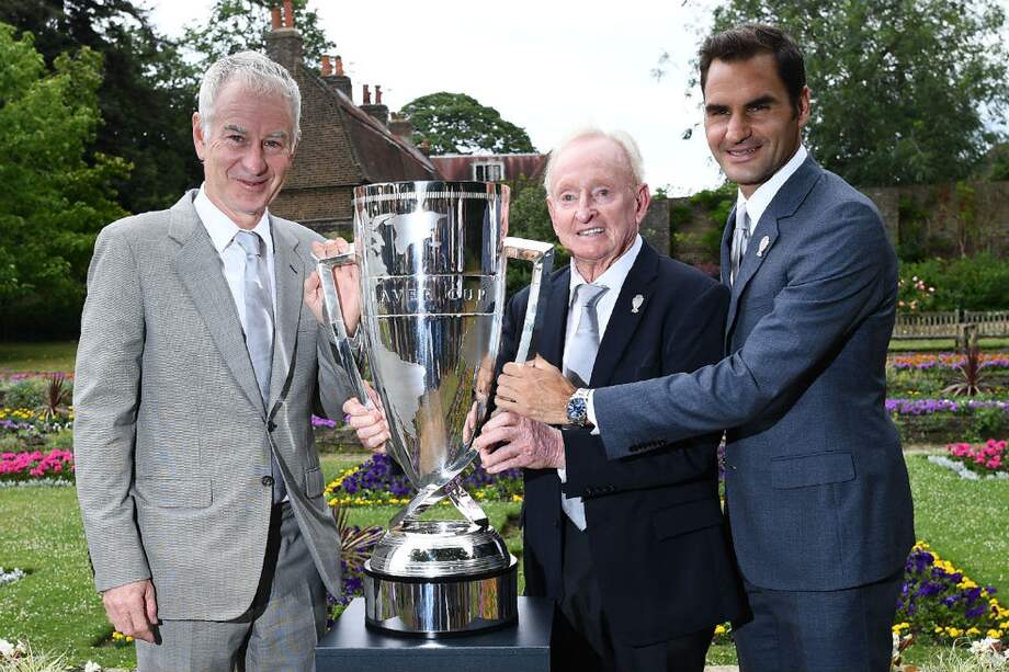 John McEnroe, Rod Laver y Roger Federer posan con la Laver Cup en Wimbledon. / AFP